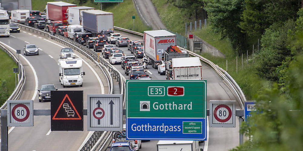 Stau vor dem Gotthardportal dürfte während der Sommerferien zur Regel werden. (Archivbild)