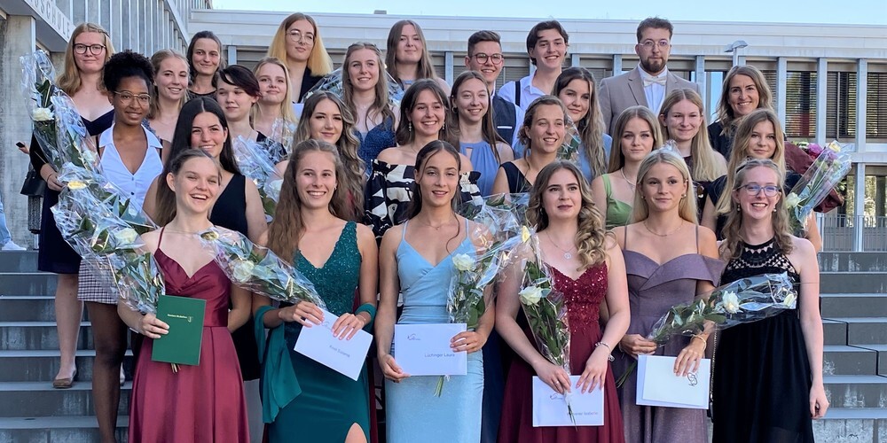 Klasse 4F Hinterste Reihe v.l.n.r. Hangartner Ramona, Ritter Noelia, Rechsteiner Lea, Schweitzer Nadine, Abdulsamed Brahovic, Diel Maximilian (alle 4FP);  Zweithinterste Reihe v.l.n.r. Zünd Sina, Roettig Vanessa, Hutter Eileen, Lippuner Tim (alle 4FP); Jäger Jacqueline (Klassenlehrerin); Dritthinterste Reihe v.l.n.r. Fousseni Asiya (4FGs), Abeler Emily (4FK+I), Eggenberger Anja, Dietsche Lara, Stieger Laura (alle 4FP); Zweitvorderste Reihe v.l.n.r. Fitz Leandra (4FS), Devenoges Larissa, Böhler Clara, Sieber Joëlle, Spirig Gwen, Walser Gioia (alle 4FP);  Vorderste Reihe v.l.n.r. Böhme Julie, Keel Salomé, Lüchinger Laura (alle 4FP); Wessner Isabelle (4FS), Dobler Aliza, Wiederkehr Larissa (beide 4FP)   