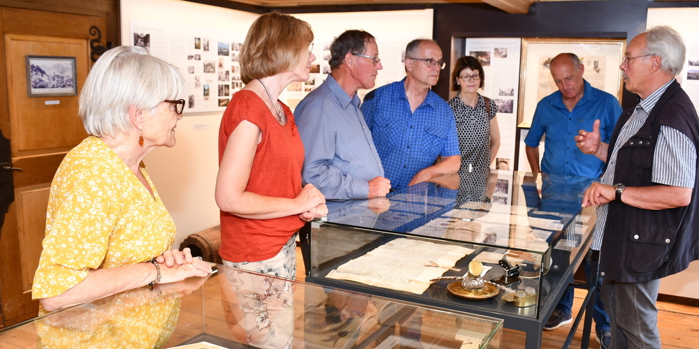 Die regionale Museumskommission im Pfäferser Dorfmuseum: Josef Riederer (rechts) ist ein Kenner der Historie im Tamina- und Calfeisental. 