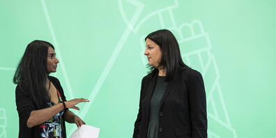Regierungsrätin Laura Bucher (r.) und Sarah Ramani Ineichen, Präsidentin Back to the Roots, sprechen über den Forschungsbericht zu St.Galler Adoptionen aus Sri Lanka.