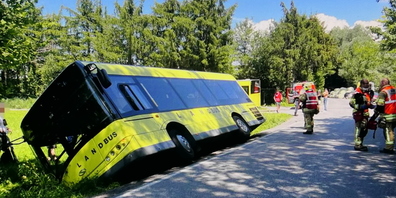 Der verunfallte Landbus geriet in heftige Schieflage