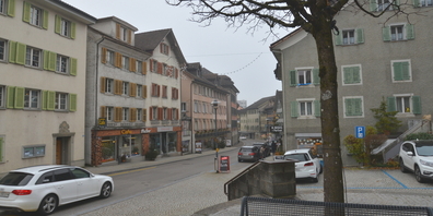 Das neue Parkierungsreglement behandelt Parkplätze im Uzner Städtchen anders als in der Peripherie. (Archivbild)