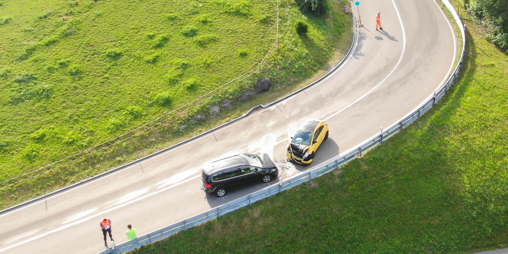 Die Unfallsituation aus Luft: Die Frontalkollision ereignete sich auf der Höhe Platten.