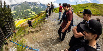 Die akribische Streckenbesichtigung, hier vor dem Rennen im österreichischen St. Leogang, ist unabdingbar, um im Rennen schnell zu sein.