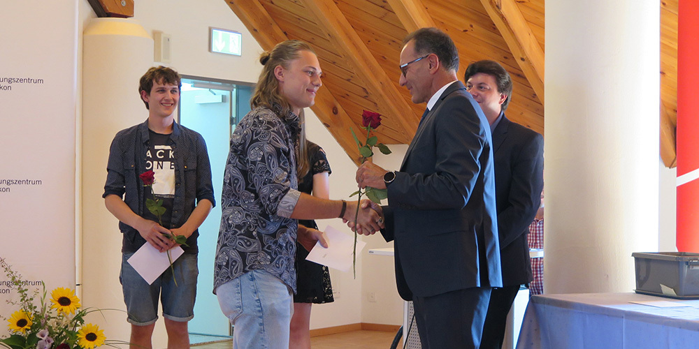 Rektor Roland Jost (m.r.) gratuliert Sidney Bader.