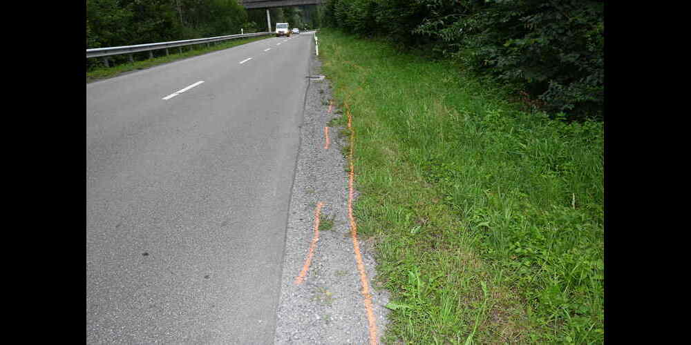 Weil er kurz eingenickt ist: Ein Motorradfahrer kommt von der Spur ab und verunfallt. 