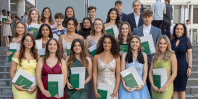 Klasse 4GSa: Hinter der hintersten Reihe: Kägi Yanis; Hinterste Reihe v.l.n.r. Sharabati Leila, Schmid Angela, Grimm Tiziano, Brunner Florin; Zweithinterste Reihe v.l.n.r. Seitz Janine, Nerat Angelina, Didi Sina, Vinca Melisa; Zweitvorderste Reihe v.l.n.r. Vukovic Valentina, Selvakulajothynathan Witharsa, Jazzetti Chiara, Juen Ladina, Kuster Hanna, Walter Markus, Schönwetter Sonia (Klassenlehrperson); Vorderste Reihe v.l.n.r. Bajrami Rina, Bajrami Erblina, Dervishoska Amina, Azzarone Adriana, Enz Jana, Weder Nuria