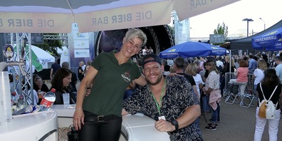 3000 Menschen beim «Sommer im Park» - die Barbetreiber, wie hier Palma und Christian von der «Bierhalle» durften zufrieden sein