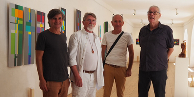 Eröffnen ihre Ausstellung «wer ausz des paums holz taveln macht» mit einer Vernissage: Paul Steiner, Peter Kuyper, Adrian Künzi und Martin Arnold Rohr (von links).