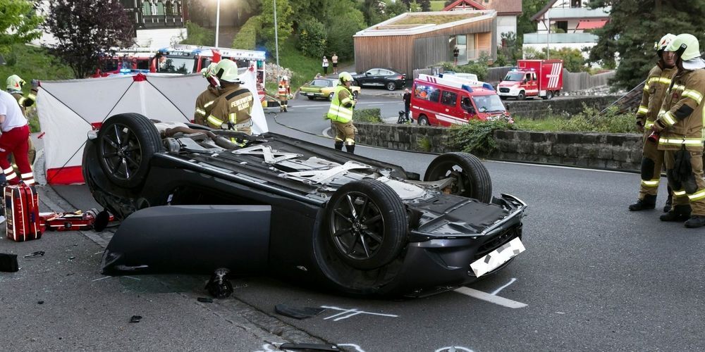 Ein böser Unfall endete auf dem Autodach