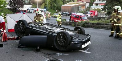Ein böser Unfall endete auf dem Autodach