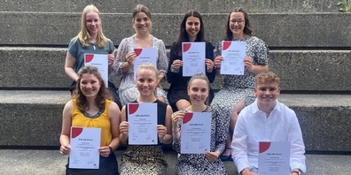 KV4.0-Klasse 2021-2022 Im Bild (hinten v.l.): Iris Blum (Geberit AG, Jona), Tanja Vetsch (SGKB Bad Ragaz), Tamara Gemperle (SGKB Gossau), Ramona Eggenberger (SGKB Gams); (vorne v.l.): Nicole Grob (Gemeinde Zuzwil), Lena Stojanovic (Raiffeisenbank Regio Uzwil), Paula Gut (GDELS-Mowag, Kreuzlingen), und Andrin Dürig (Gemeinde Oberbüren).