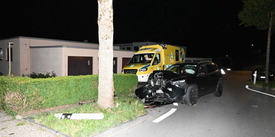 Beim Unfall wurde der 44-jährige Autofahrer verletzt. Er wurde vom Rettungsdienst ins Spital gebracht. Die Kantonspolizei St.Gallen sucht Zeugen.
