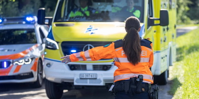Das Auto war Richtung Thur gerollt und hat sich dort in Sträuchern verfangen. Die 78-jährige Autofahrerin dürfte aufgrund eines medizinischen Problems die Kontrolle über ihr Auto verloren haben. Sie wurde vom Rettungsdienst ins Spital gebracht. (Symbolbild Unfall).