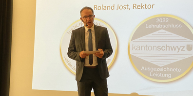 Rektor Roland Jost durfte die Diplome und die Medaillen für ausgezeichnete Leistungen überreichen. 