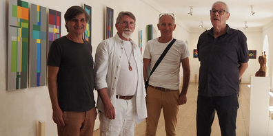 Eröffnen ihre Ausstellung «wer ausz des paums holz taveln macht» mit einer Vernissage: Paul Steiner, Peter Kuyper, Adrian Künzi und Martin Arnold Rohr (von links). 