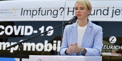 Kurz darauf griff der Angreifer zur Apfelschorle-Flasche. Gesundheitsdirektorin Natalie Rickli (SVP) am 21. August 2021 bei der Einweihung des Impfbusses in Gossau. (Archivbild)