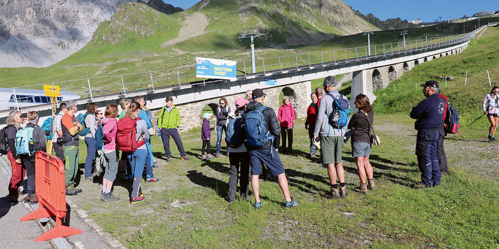 Zahlreiche freiwillige Helfer:innen beteiligten sich am Clean-Up-Day 2022 der Davos Klosters Bergbahnen.