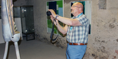 Paul Ryf beim Fotografieren eines Ausstellungsstückes für den Katalog.