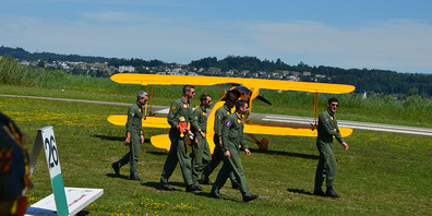 Die Piloten der Patrouille Suisse bei ihrer Ankunft in Wangen. 