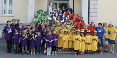 Grosses Kino am letzten Schultag: Ursula Bigger (Mitte, oben) wird ihren letzten Arbeitstag wohl nie vergessen.