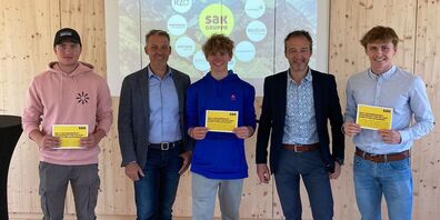 Gruppenbild anwesende Nachwuchssportler mit SAK-Geschenk (v.l.): David Knobel, Stefano Garbin (SAK), Jonas Hasler, Andreas Schwizer (SAK), Florin Parfuss