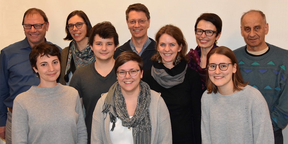 Die Kantonsräte Carmen Muffler und Guy Tomaschett mit Parteimitgliedern, Sympathisanen, jung, gesetzt, mit und ohne eigene Kinder: Eine vielfältige Auswahl von Freienbacher SP-Kommissionsmitgliedern.