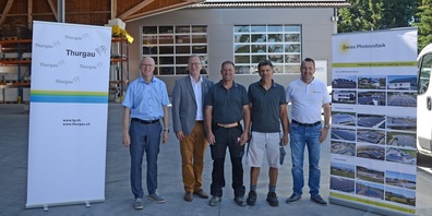 Sie stellten ein Beispiel für die Förderung von grossen Solarstromanlagen ohne Eigenverbrauch in Affeltrangen vor (v.l.): Andrea Paoli, Abteilungsleiter Energie, Walter Schönholzer, Chef des Departements für Inneres und Volkswirtschaft, Markus Hofmann und Michael Fisch, beide Geschäftsführer der Hofmann & Fisch Bauunternehmung GmbH, sowie Willy Langenegger, Besitzer und Betreiber der Photovoltaikanlage auf den Hallen der Hofmann & Fisch Bauunternehmung GmbH. Das Dach im Hintergrund und das grosse Hallendach links sind mit Solarmodulen bedeckt.