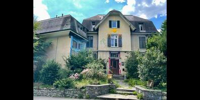 So sieht die Villa aktuell aus. Sanierungsbedarf scheint vorhanden.