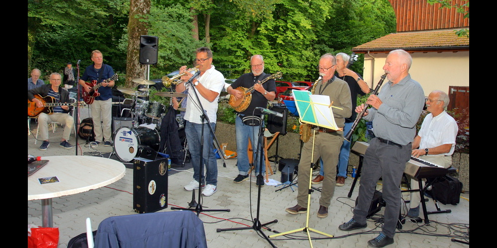 Das versammelte Ensemble beim Konzert vom 7. Juli. Die nächste Session ist am 4. August, wiederum  im Restaurant Grünwald.