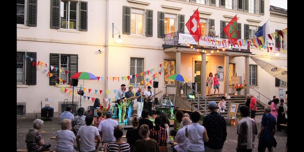 Der Platz vor dem GZ Hottingen glich einer Festhütte. Spiel, Spass und Musik zogen viel Publikum an.