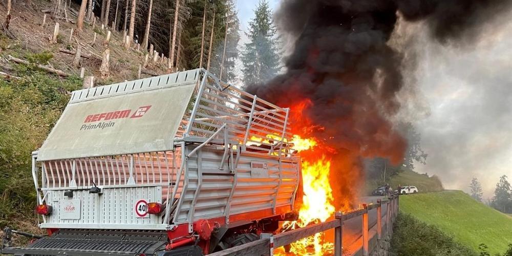 Kurz nachdem der Landwirt aus dem Heulader stieg, stand die Führerkabine in Vollbrand.
