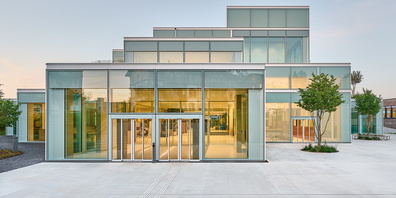 Reichlich Inspiration und vor allem umfassendes technisches und logistisches Können hat auch das Team von Aepli Metallbau bewiesen, um die anspruchsvolle Fassade dieses Bauwerks zu realisieren. Ninmu kanryõ!