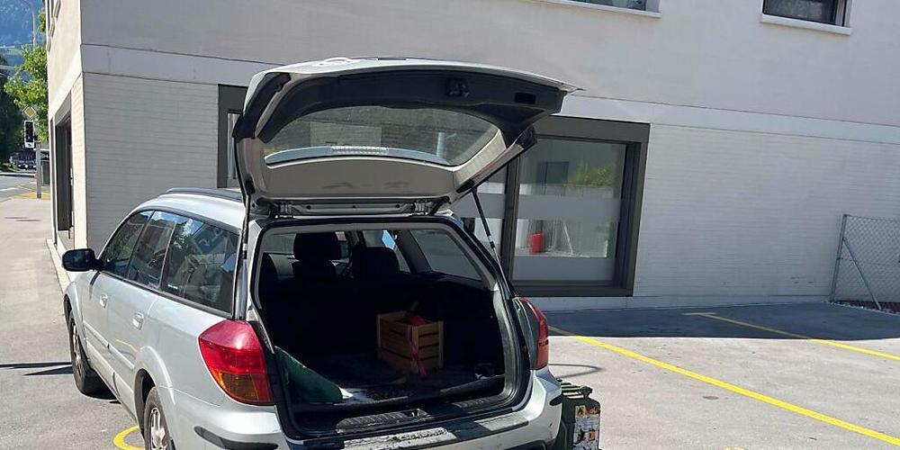 Im Kofferraum dieses Autos gerieten drei Benzinkanister in Brand, als eine 58-jährige Frau sie an einer Tankstelle in Buchs SG mit Benzin füllen wollte.
