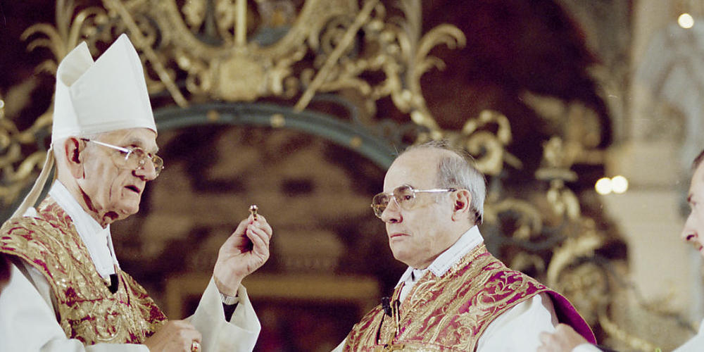 Ivo Fürer (r.), bei seiner Bischofsweihe im Jahr 1995. Die Weihe spendete sein Vorgänger Otmar Mäder (l.).