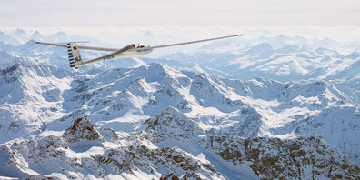 Der Fideriser Segelflieger Nico Jägli bei einem Flug über den Silvrettagletscher, Blickrichtung Davos-Lenzerheide. 