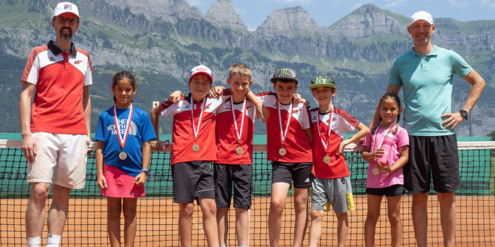 Die offizielle Zählweise erlernen: Die erfolgreichen Kinder und ihre Leiter nach dem Tennisturnier. 