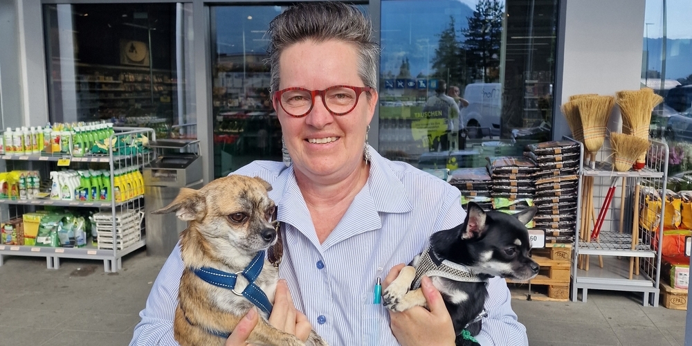 Karin Schmid zeigt vor dem Coop Diepoldsau ihre Lieblinge, die beiden Chihuahuas  Alina (links) und Onix (rechts).