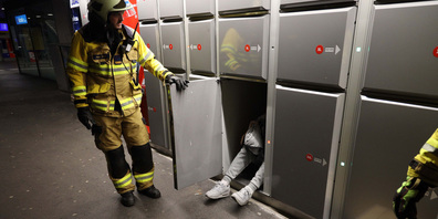 Aus Spass wird Ernst: In der Nacht auf Donnerstag liess sich ein junger Mann von seinen betrunkenen Freunden in ein Schliessfach einsperren – und musste letztendlich von der Feuerwehr aus seinem «Gefängis» befreit werden.