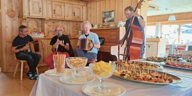 Bewährte Lehrpersonen eröffnen die 31. Volksmusik-Ferienwoche mit einem Ständchen (v.l.n.r. Ruedi Bircher, Domenic Janett, Simon Dettwiler und Andrea Thöny).