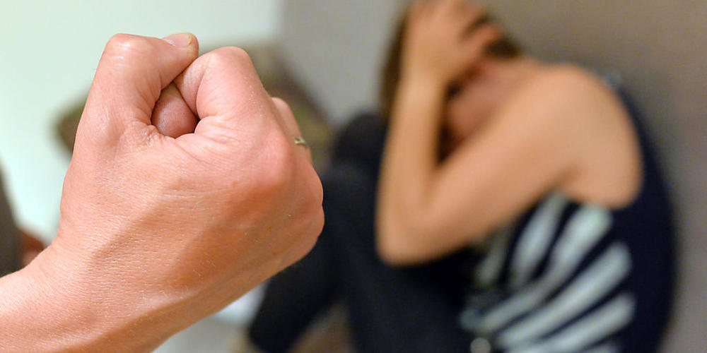 Auch besseren Schutz vor häuslicher Gewalt fordert die Dachorganisation Sexuelle Gesundheit Schweiz (SGCH) von Bund und Kantonen. 