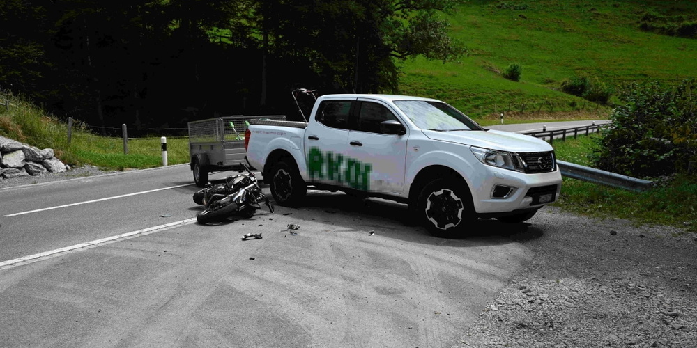 Der Motorradfahrer wurde dabei unbestimmt verletzt und musste von der Rettung ins Spital gebracht werden. Der Sachschaden beträgt mehrere tausend Franken.