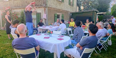 Stefan Häseli, Präsident des Friedegg-Treffs, begrüsste zur Lehrabschluss-Party.