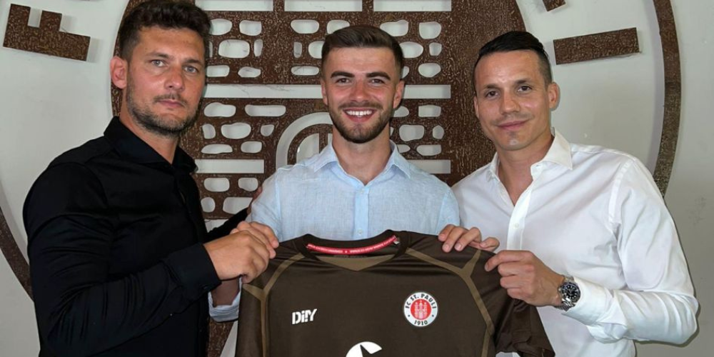 Betim Fazliji mit seinen Beratern Philipp Degen (rechts) und Baykal Bellusci nach der Vertragsunterzeichnung in Hamburg.