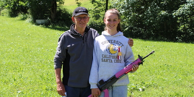 Die Gesamtsiegerin des diesjährigen Jungschützen-Wettschiessen: Paula Kalberer, zusammen mit ihrem stolzen Nini und Betreuer Beda Kocherhans.