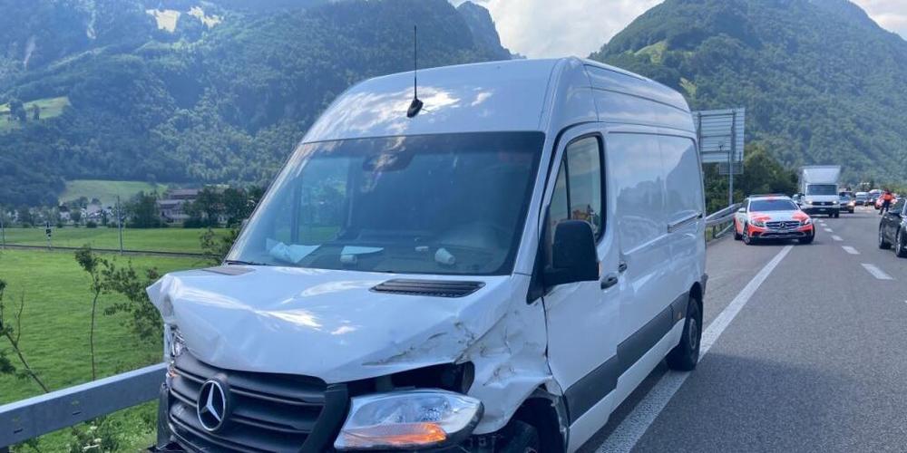 Im Kolonnenverkehr auf der Autobahn A3 bei Niederurnen, Glarus, ungeduldig geworden und aus Unachtsamkeit das vordere Auto unsanft gestreift hat am Freitag ein 35-jähriger Fahrer. Er hatte Glück und verletzte sich dabei nicht.