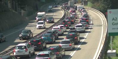 Die Webcam kurz vor Göschenen UR zeigte am Samstag den Stau vor dem Nordportal des Gotthard-Tunnels.