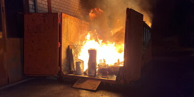 Brandursache unklar: In Mels hat am frühen Samstagmorgen eine Abfallmulde Feuer gefangen.