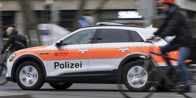 Bei einem Grosseinsatz in Zürich hat die Stadtpolizei auf einen Mann geschossen, der sich mit einem Fleischermesser selber verletzt hat. (Symbolbild)