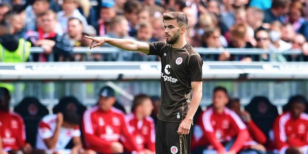 Betim Fazliji feiert im ersten Saisonspiel sein Debüt im Dress des FC St. Pauli